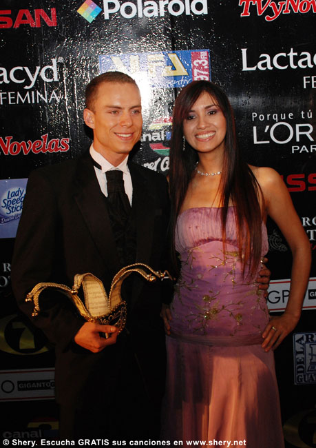 Shery en alfombra roja lanzamiento revita TV y Novelas