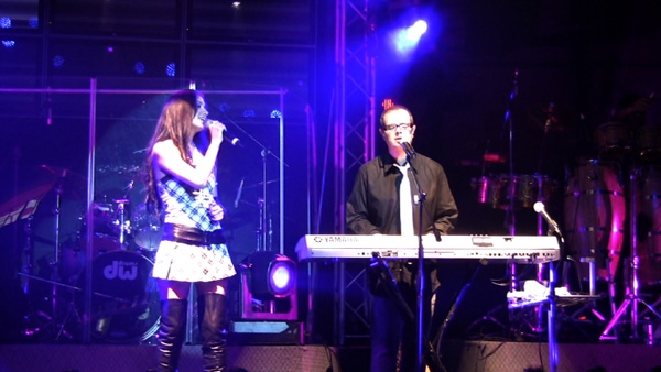 Shery cantando con Aleks Syntek - 03