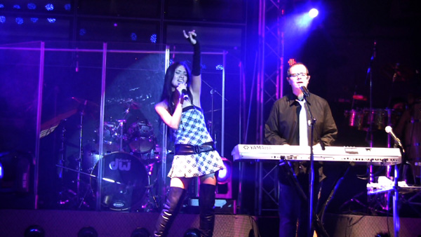 Shery cantando con Aleks Syntek - 04