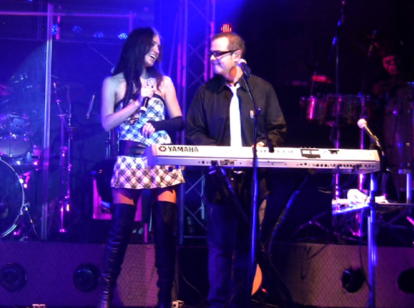 Shery cantando con Aleks Syntek - 06