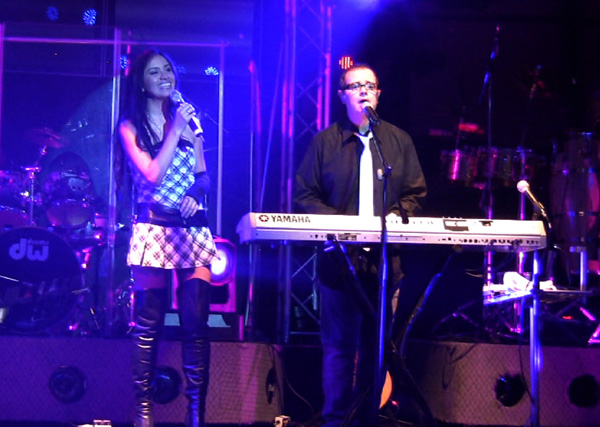 Shery cantando con Aleks Syntek - 07