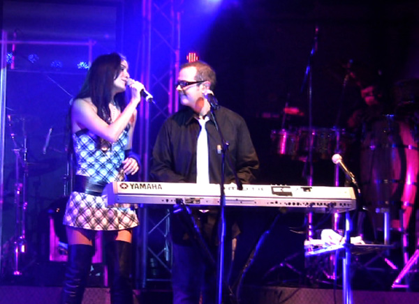 Shery cantando con Aleks Syntek - 12
