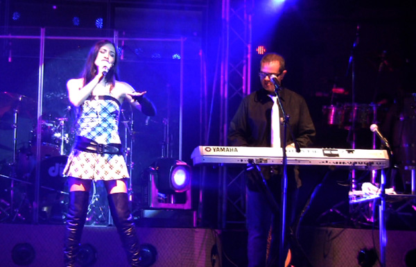 Shery cantando con Aleks Syntek - 14
