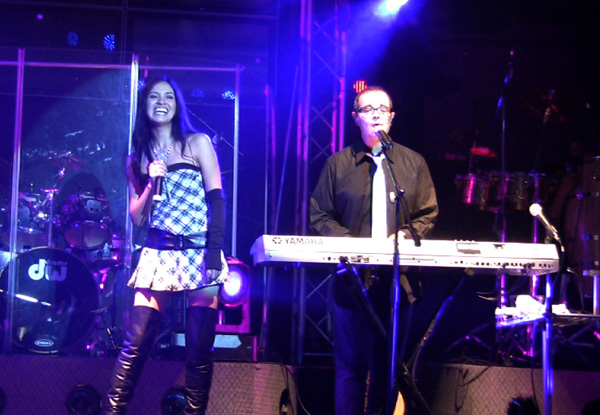 Shery cantando con Aleks Syntek - 16