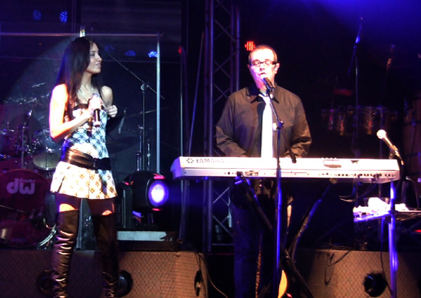 Shery cantando con Aleks Syntek - 17