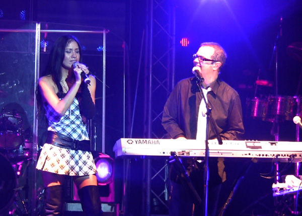 Shery cantando con Aleks Syntek - 18