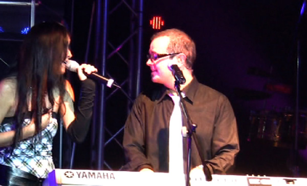 Shery cantando con Aleks Syntek - 20