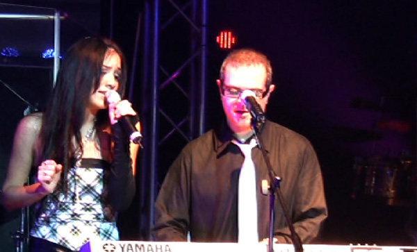 Shery cantando con Aleks Syntek - 23