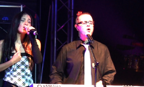 Shery cantando con Aleks Syntek - 25