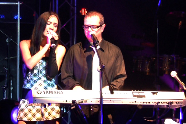 Shery cantando con Aleks Syntek - 27