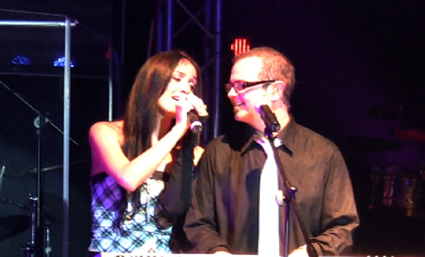 Shery cantando con Aleks Syntek - 32