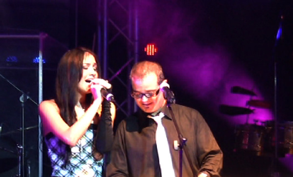 Shery cantando con Aleks Syntek - 34