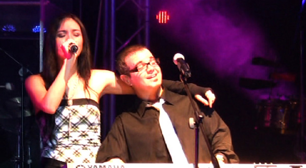 Shery cantando con Aleks Syntek - 39