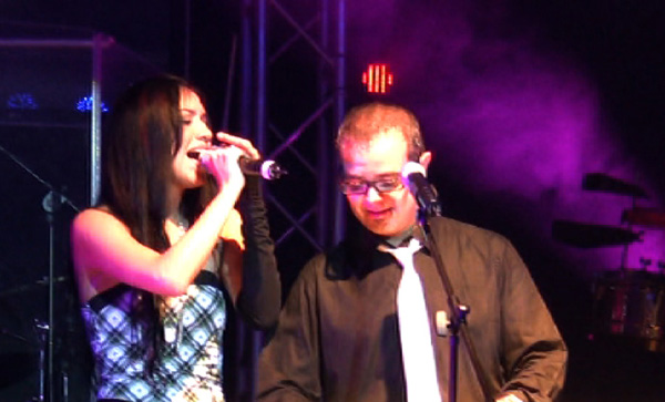 Shery cantando con Aleks Syntek - 47
