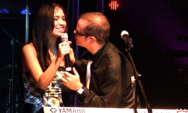 Shery cantando con Aleks Syntek - 48